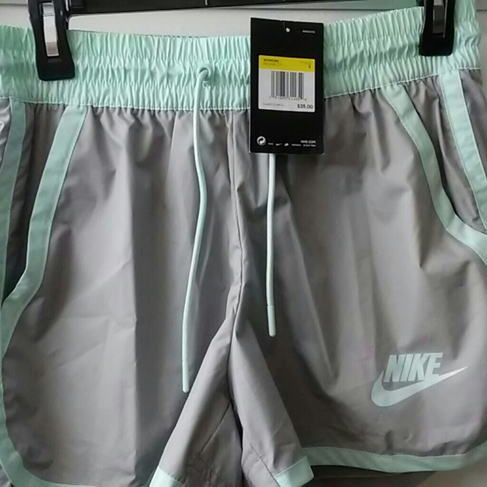 Nike women's shorts S. NWT - Picture 1 of 1